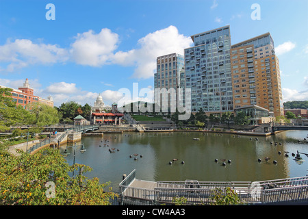 Vista di Waterplace Park e ristorante nel centro di Providence con il Rhode Island statehouse in background Foto Stock