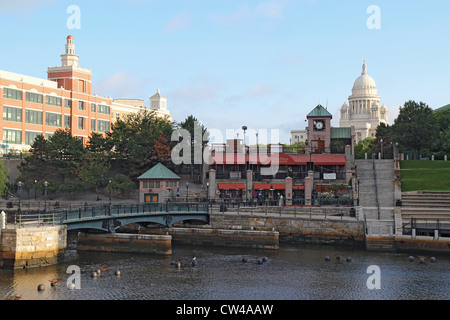 Vista di Waterplace Park e ristorante nel centro di Providence con il Rhode Island statehouse in background Foto Stock