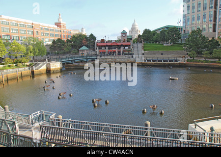 Vista di Waterplace Park e ristorante nel centro di Providence con il Rhode Island statehouse in background Foto Stock