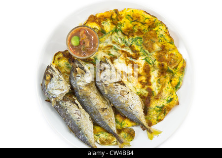 Frittura di sgombro e Thai frittata con gamberetti pasta di salsa al peperoncino Foto Stock