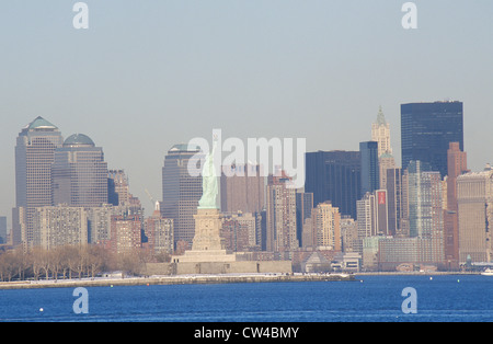 Statua della Libertà post 9/11 senza il commercio mondiale di torri e la città di New York skyline di Manhattan, NY Foto Stock