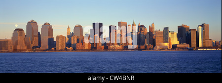 Vista panoramica di Full Moon Rising over inferiore dello skyline di Manhattan, NY dove il commercio mondiale torri erano trova Foto Stock