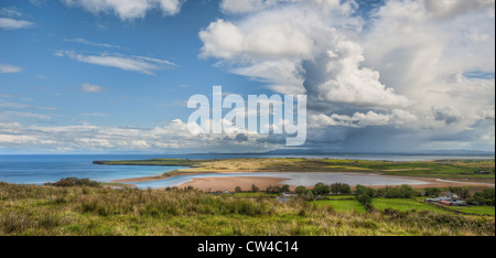Una doccia a pioggia cade al di là Lacken Strand su un giorno di estate in County Mayo sulla costa occidentale dell'Irlanda. Foto Stock