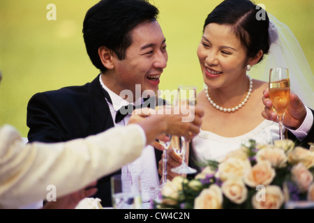 Sposa giovane tostare con bicchieri di champagne Foto Stock