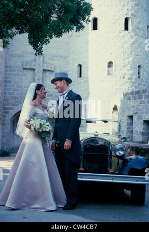 Sposa giovane in piedi di fronte a un antico auto Foto Stock