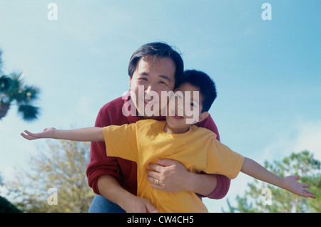 Ritratto di un padre abbraccia il suo figlio Foto Stock