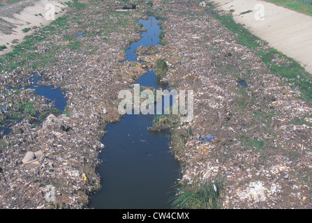 Un undesignated dump urbano sul fiume di Los Angeles in Compton, California Foto Stock