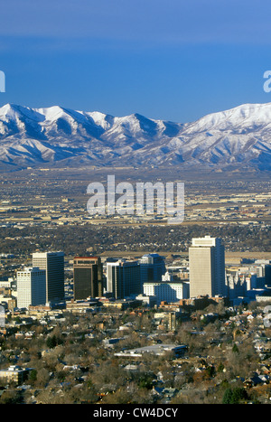 Skyline di Salt Lake City, UT con Snow capped Wasatch Mountains in background Foto Stock