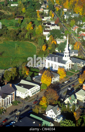 Vista aerea di Stowe, VT in autunno su Scenic Route 100 Foto Stock