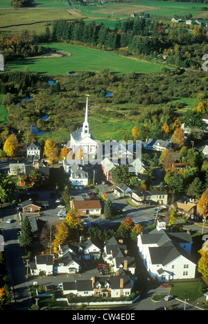 Vista aerea di Stowe, VT in autunno su Scenic Route 100 Foto Stock