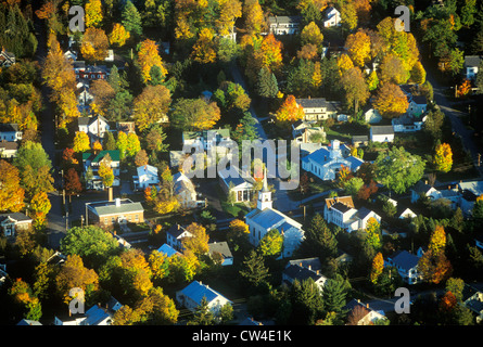 Vista aerea di Morrisville, VT in autunno su Scenic Route 100 al tramonto Foto Stock