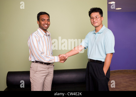 Due imprenditori stringono le mani Foto Stock