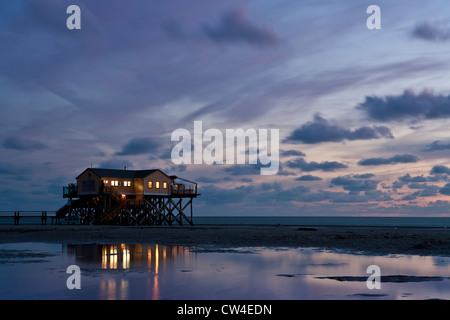 Il Beach bar Strandbar 54 Grad Nord su palafitte all'alba, San Pietro, Ording Schleswig Holstein, Germania Foto Stock