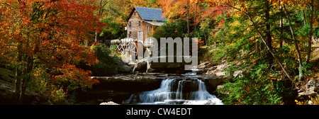 Panoramica di Glade Creek Grist Mil e autunno riflessioni e cascata in Babcock State Park, WV Foto Stock