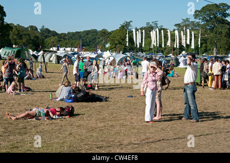 La folla al porto Eliot festival letterario San tedeschi Cornwall Regno Unito Foto Stock