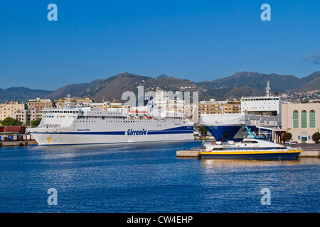 Industriale di porto commerciale con le navi e barche a Palermo, Sicilia, Italia. Foto Stock