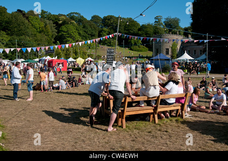 Persone gustando un drink presso il porto Eliot festival letterario San tedeschi Cornwall Regno Unito Foto Stock