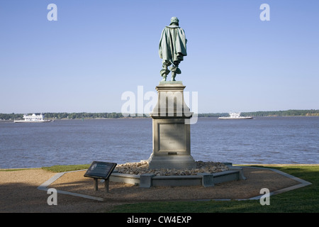 Statua di William Couper nel 1909 il capitano John Smith trova Forte di James Jamestown Island America il luogo di nascita di Jamestown cercando Foto Stock