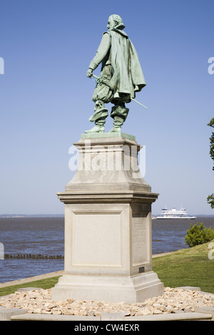 Statua di William Couper nel 1909 il capitano John Smith trova Forte di James Jamestown Island America il luogo di nascita di Jamestown cercando Foto Stock