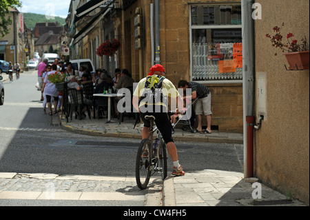 Escursioni in bicicletta attraverso il villaggio di Cazals nella partita la regione del sud-ovest della Francia Europa Foto Stock