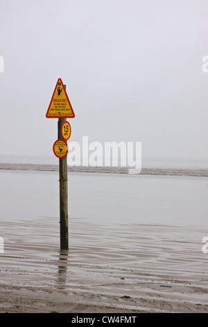 Segnale di avvertimento su un litorale pericolose nel Somerset REGNO UNITO Foto Stock