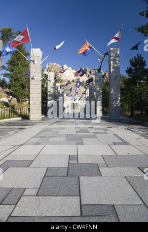 Una cinquantina di indicatori di stato di rivestimento del marciapiede alla grande terrazza con vista del monte Rushmore National Memorial, il Dakota del Sud Foto Stock