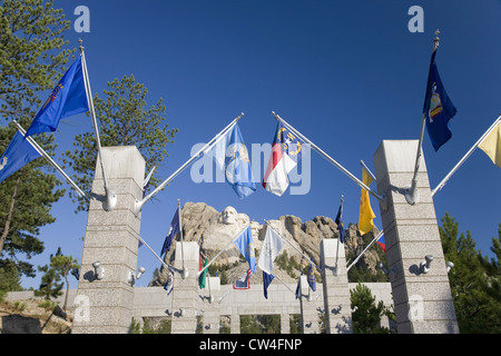 Una cinquantina di indicatori di stato di rivestimento del marciapiede alla grande terrazza con vista del monte Rushmore National Memorial, il Dakota del Sud Foto Stock