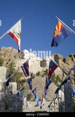 Una cinquantina di indicatori di stato di rivestimento del marciapiede alla grande terrazza con vista del monte Rushmore National Memorial, il Dakota del Sud Foto Stock