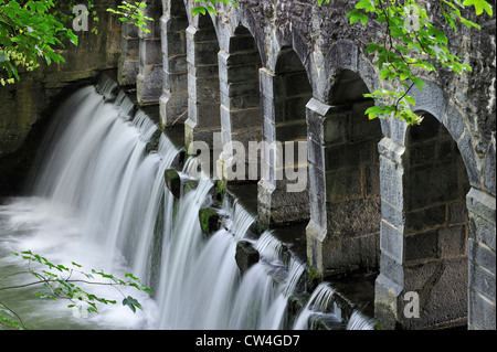 Il ponte romano / Pont Romain a Montignies-Saint-Christophe, Erquelinnes, Hainaut, Vallonia, Belgio Foto Stock