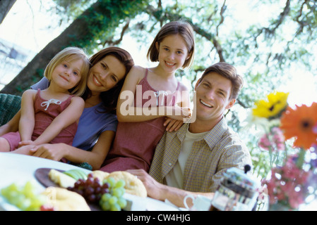 Ritratto di genitori con le loro due figlie sorridente Foto Stock