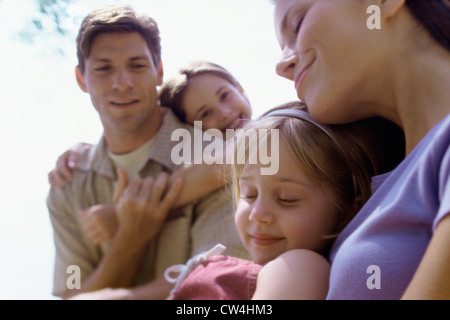 Close-up di genitori con le loro due figlie Foto Stock