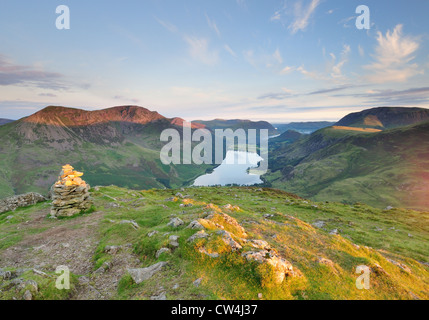 Fleetwith Pike vertice Buttermere affacciato su di una splendida mattina d'estate nel Lake District inglese Foto Stock