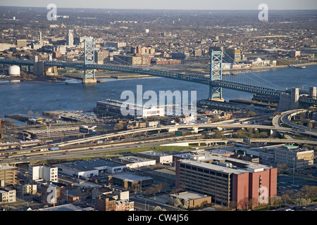 Vista aerea di Ben Franklin ponte che attraversa il fiume Delaware da Philadelphia, Pennsylvania lato in Camden New Jersey Foto Stock