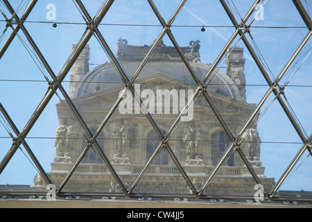 Vista dall'interno del museo del Louvre, Parigi, Francia Foto Stock