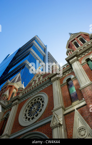 Perth Western Australia - Trinity Uniting Chiesa e un ufficio moderno blocco in Perth Western Australia Foto Stock