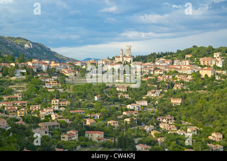 Comune di La Turbie con Trophee des Alpes e chiesa, Francia Foto Stock