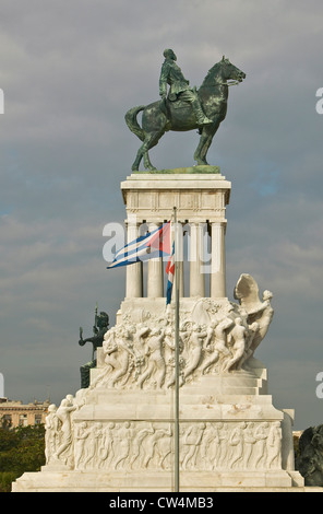 Monumento di Maximo Gomez con bandiera cubana al vento in Old Havana, Cuba Foto Stock