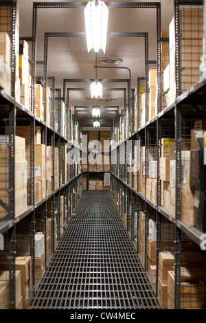 Temperatura controllata cantine di Berry Bros & Rudd Vino e spirito di mercanti, Basingstoke, Hampshire, Inghilterra, Regno Unito Foto Stock