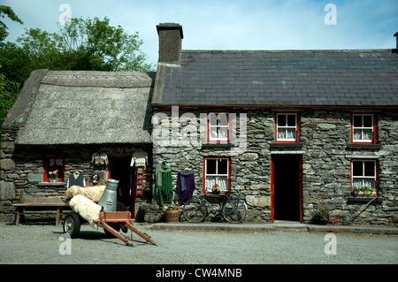 Molly Gallivan le accoglienti cottage in pietra è un negozio di artigianato a nord della baia di Bantry nella Contea di Kerry, Irlanda Foto Stock