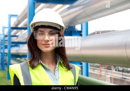 Femmina lavoro tecnico industriale in impianto chimico, Norfolk, Inghilterra Foto Stock