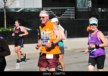 2011 Maratona di Chicago, senior maschile e femminile gara. Chicago, Illinois, Stati Uniti d'America. Foto Stock