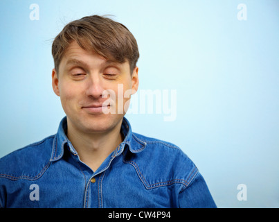 Sognare un uomo con un look soddisfatto sul suo volto Foto Stock
