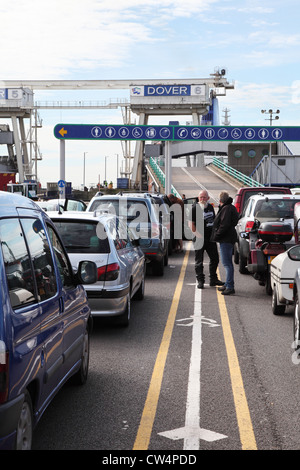 Le persone e le automobili in attesa di scheda canale trasversale del traghetto, Dover, Kent, England, Regno Unito Foto Stock