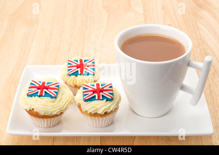 Tortine con una decorazione di un Regno Unito Union Jack flag e una tazza di tè - studio shot Foto Stock