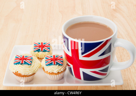 Tortine e una tazza di tè caldo con una decorazione di un Regno Unito Union Jack Flag - studio shot Foto Stock