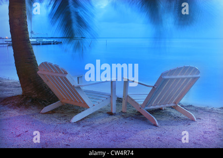 Scena tropicale con sedie di Adirondack di notte in Caye Caulker, Belize Foto Stock