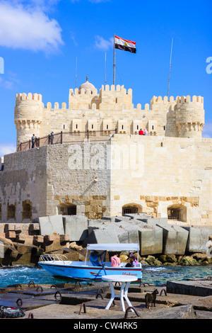 Imbarcazione turistica da Fort Qaitbey, costruita sui resti dello storico faro. Alessandria, Egitto Foto Stock