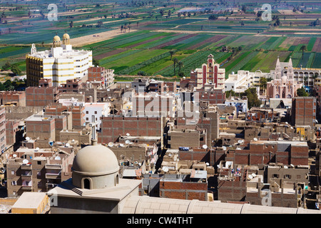 Panoramica di Durunka cristiana copta villaggio costruito dal luogo di pellegrinaggio del convento della Santa Vergine Foto Stock