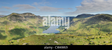 Vista panoramica di Buttermere da Fleetwith luccio in estate nel Lake District inglese Foto Stock