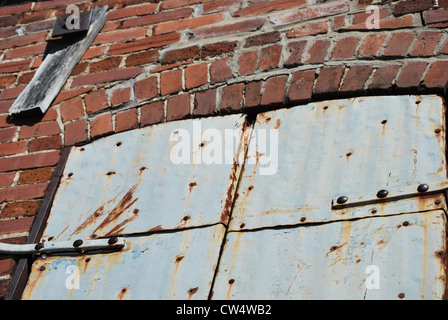 Banchina di carico porte hanno un aspetto primitivo in un antico vicolo modo in città Foto Stock